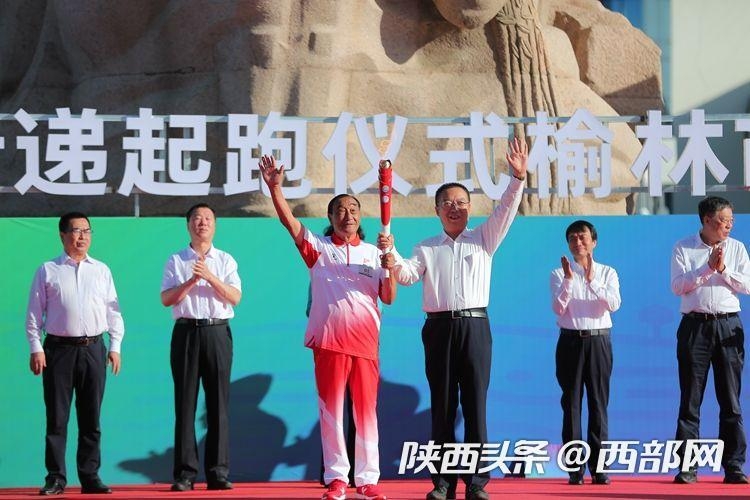 塞上古城開跑！ 十四運會和殘?zhí)貖W會火炬在榆林傳遞